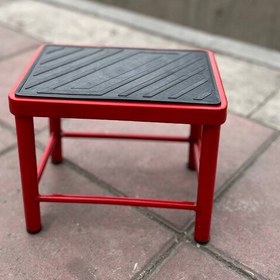 چهارپایه فلزی قرمز کوتاه