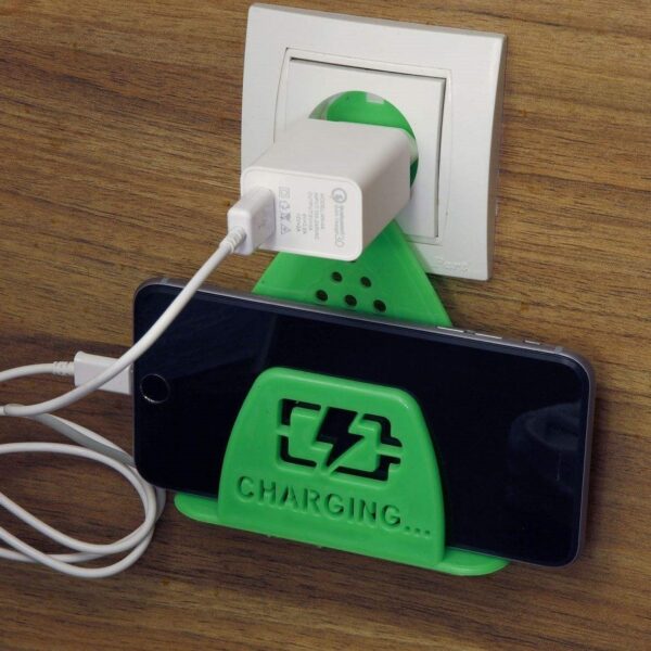 هولدر در حال شارژ موبایل